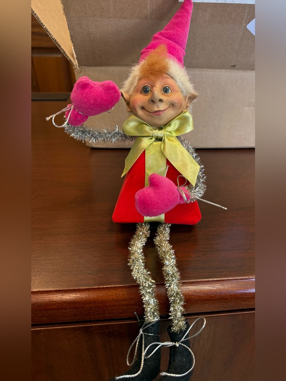 Robert Stanley Home posable Christmas elf doll featuring a bright pink hat RARE